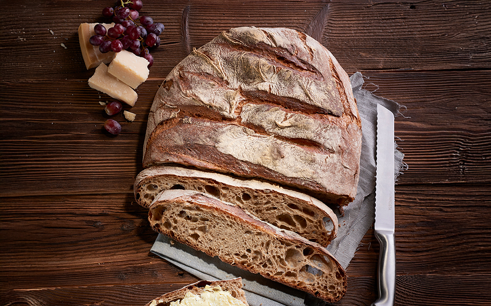 Aufgeschnittenes Tessino mit Käse und Trauben