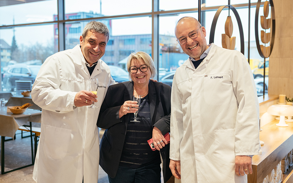 Petra Beck und zwei Mitarbeiter bei der Einweihungsfeier des neuen Produktionsgeäudes