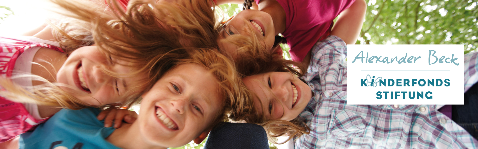 Lachende Kinder und das Logo der Alexander Beck Kinderfonds Stiftung