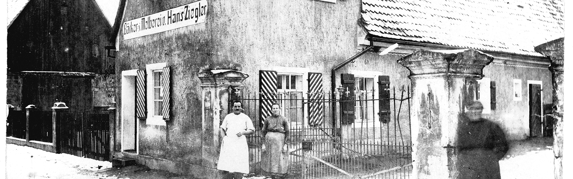Barbara und Hans Ziegler vor der alten Bäckerei & Melberei 