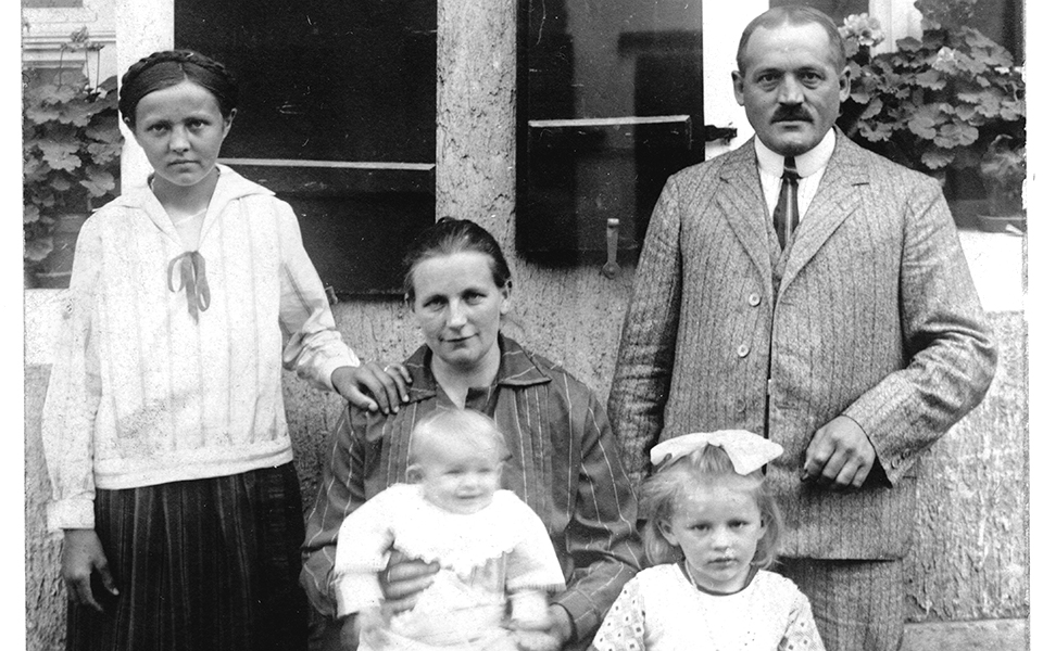 Barbara und Hans Zigler mit ihren drei Kindern 