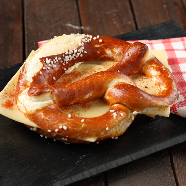 Laugenbreze mit Käse