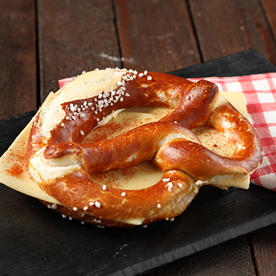 Laugenbreze mit Käse