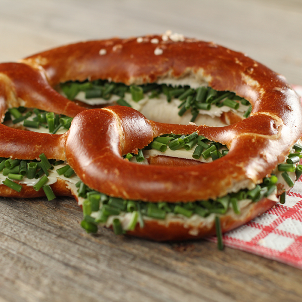 Laugenbreze mit Butter und Schnittlauch