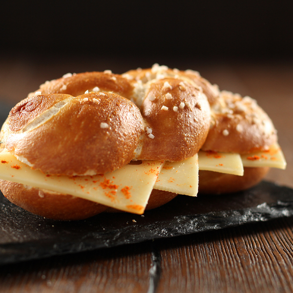 Laugenzöpfle mit Emmentaler