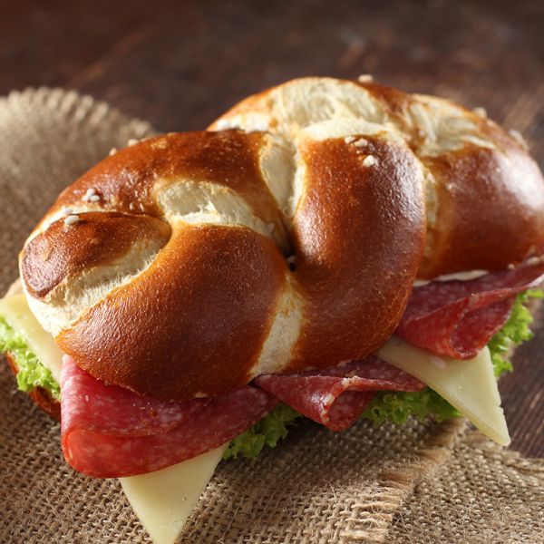 Laugenzöpfle mit Salami