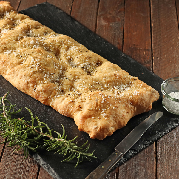 Focaccia mit Meersalz und Rosmarin
