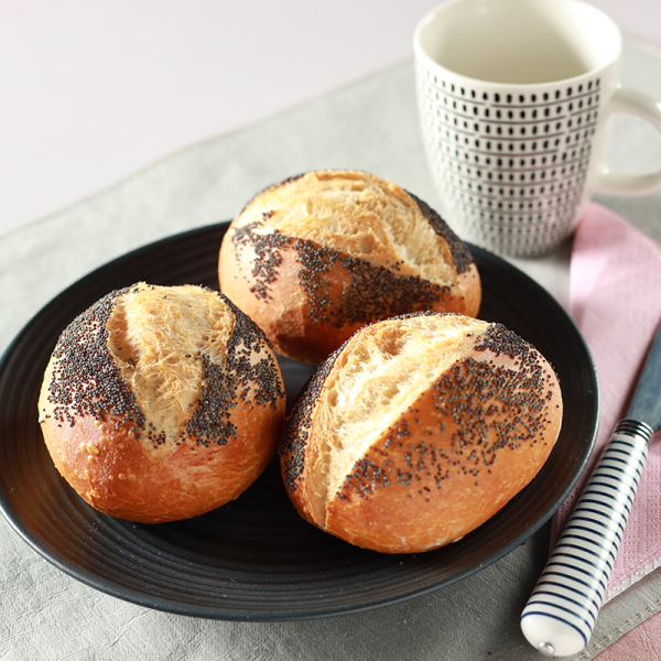 Schnittbrötchen mit Mohn