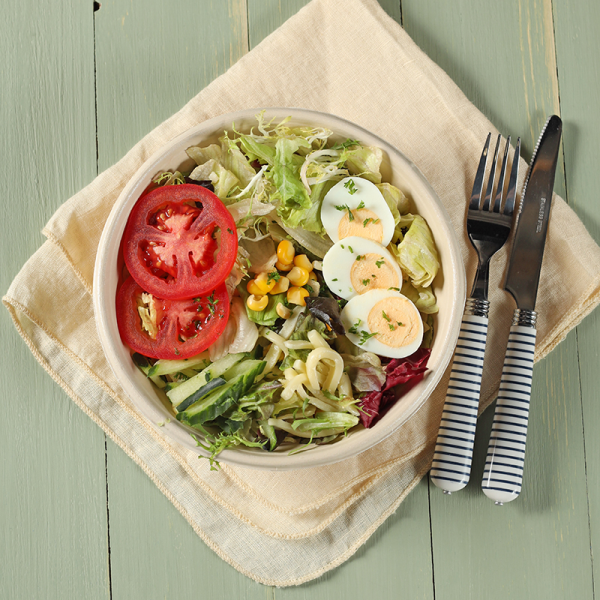 Frühlingssalat mit Käse und Ei