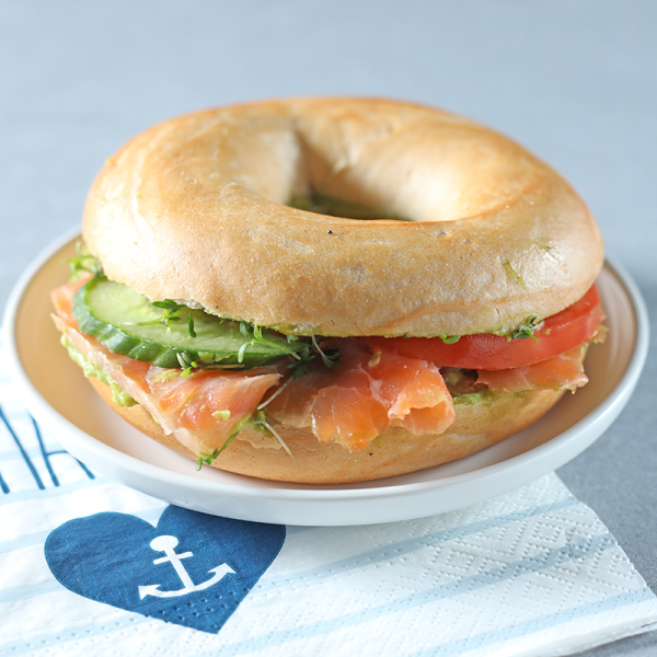 Bagel mit Avocado und Lachs