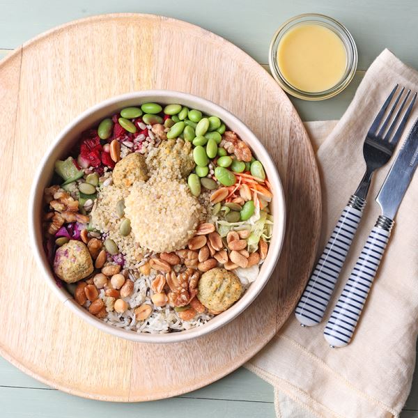 Bowl vegan mit Falafel, Humus & Orangen-Ingwer-Dressing