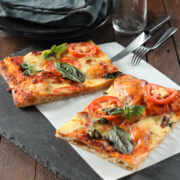 Pizza Tomate-Mozzarella vom Blech