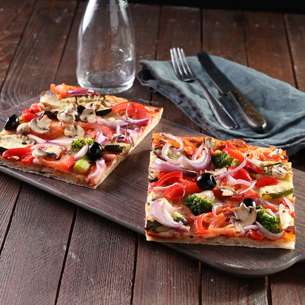 Pizza mit Gemüse vom Blech