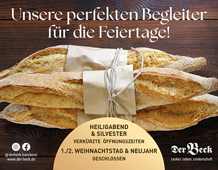 Drei mit Papier und Schleifen eingepackte Baguettes auf einem Holzuntergrund mit dem Hinweis auf die Sonderöffnungszeiten an Weihnachten und Silvester