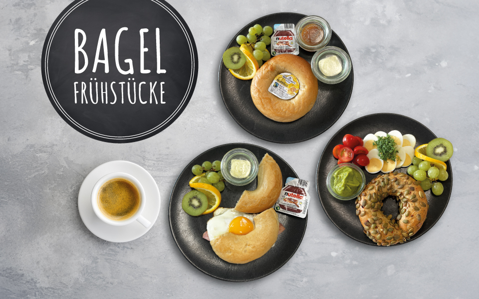 Bagel-Frühstücke auf schwarzen Tellern angerichtet