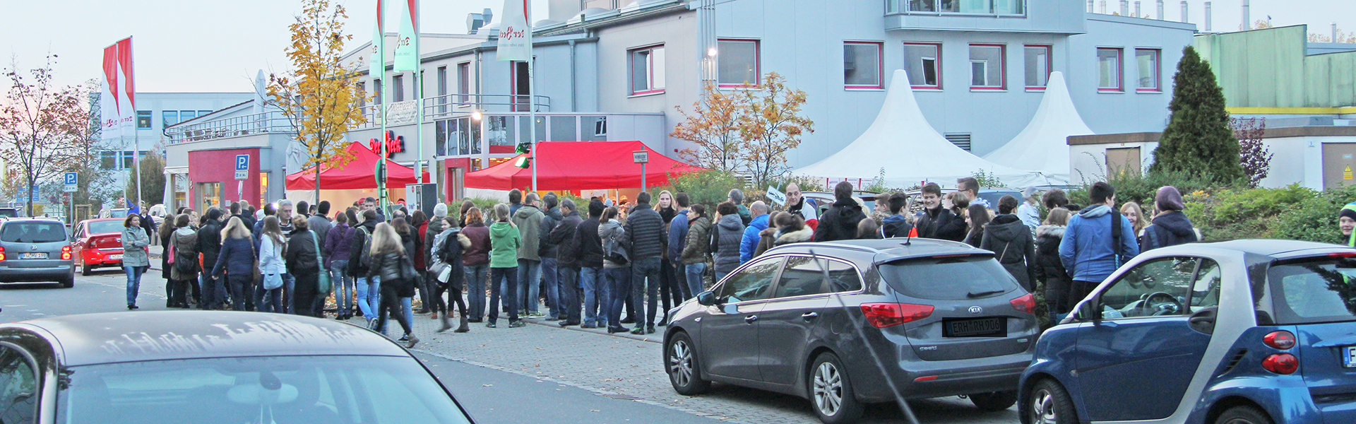 Menschenschlange vor der Zentrale bei der Veranstaltung "Lange Nacht der Wissenschaften"